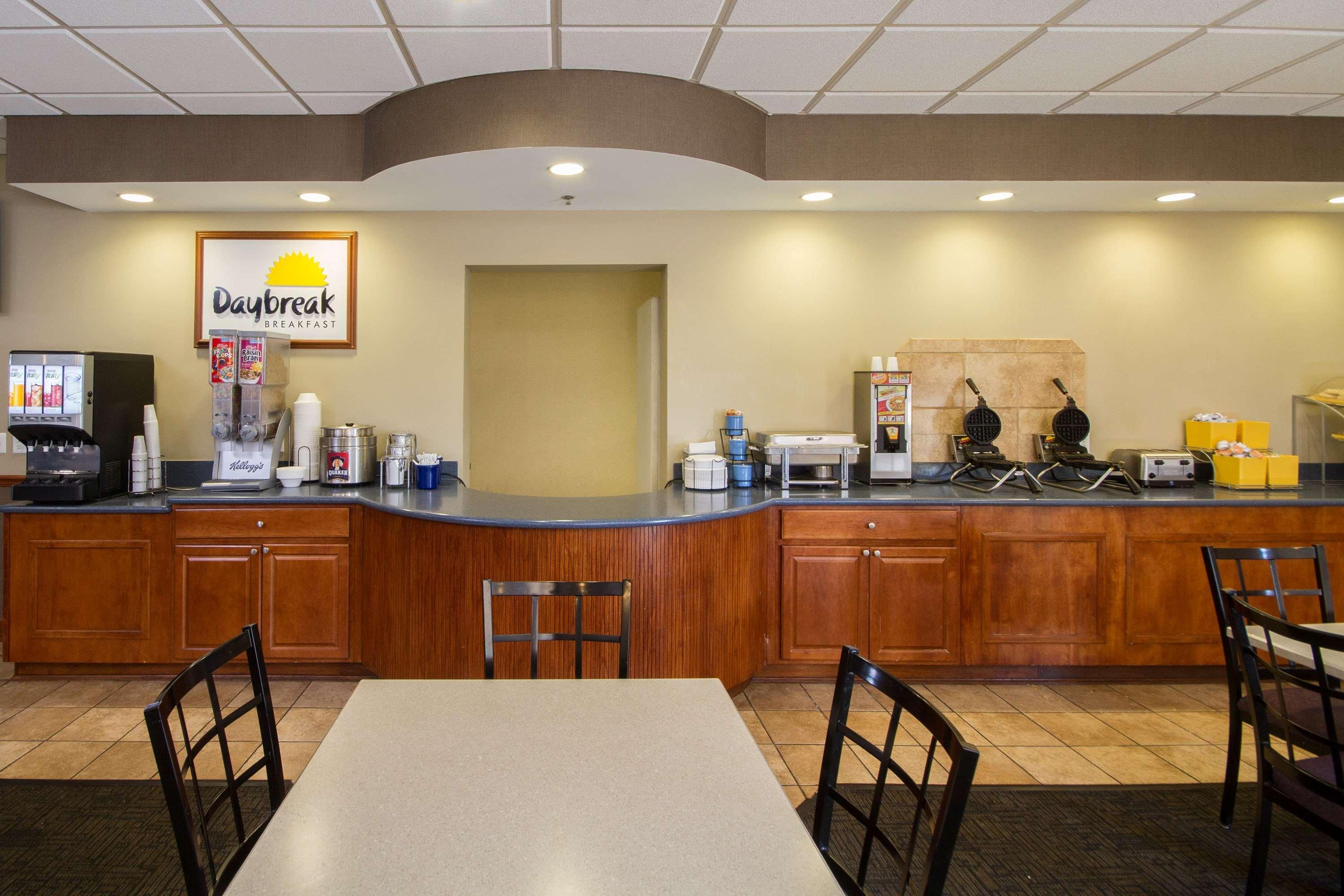 Comfort Inn & Suites Buffalo Airport Buitenkant foto